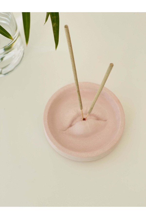 Dudak Formlu Beton Tütsülük Pembe