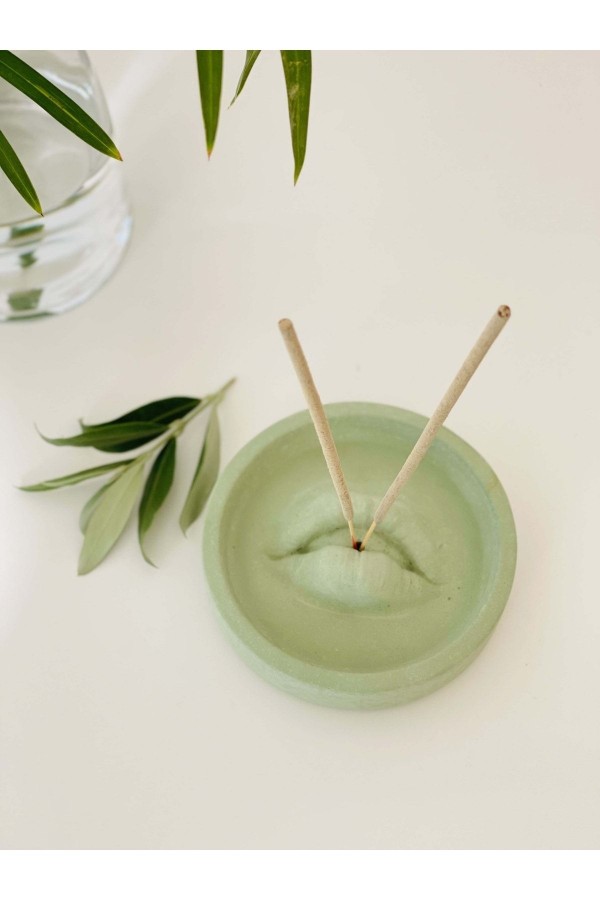 Dudak Formlu Beton Tütsülük Yeşil